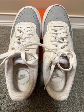 Nike Court Vision Low-
Sneakers in White and Light Gray

Mens Size 10